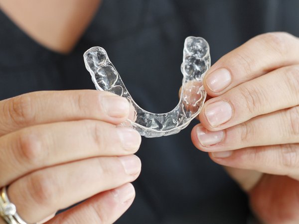Aligner-Schienen eignen sich zur Korrektur von leichten oder wiederkehrenden Zahnfehlstellungen und rücken die Zähne sanft in die gewünschte Position.