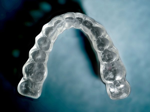 Eine Knirscherschiene entlastet Zähne & Muskulatur und schützt die Zahnsubstanz.